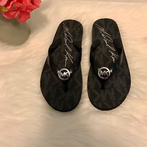 New MICHAEL KORS Flip Flop Sandals Size 6