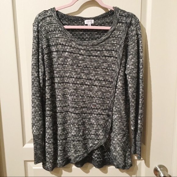 Avenue Sweaters - Black and White light sweater with front detail
