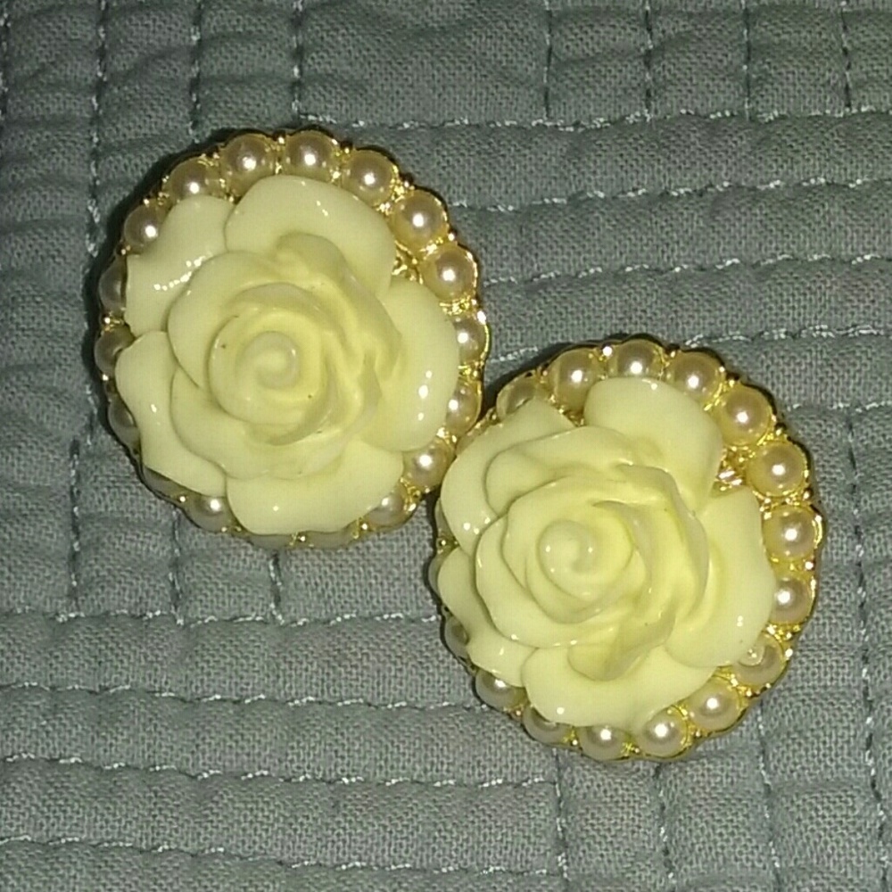Flower & pearl earrings