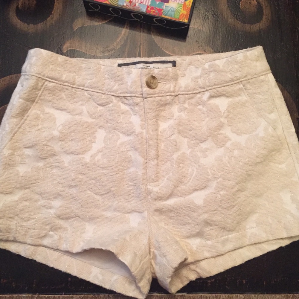A&F floral pattern cream shorts-sz 00