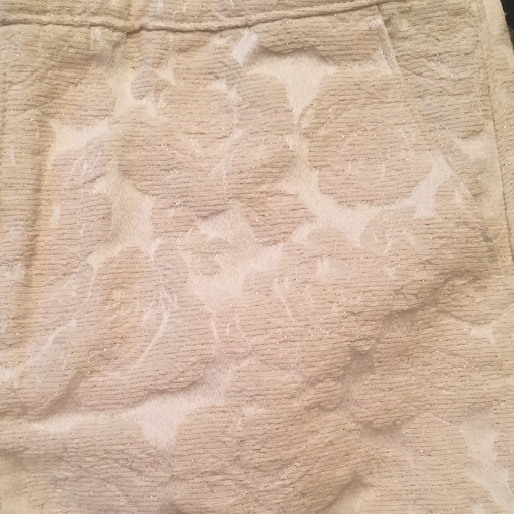 A&F floral pattern cream shorts-sz 00 - Picture 3 of 4