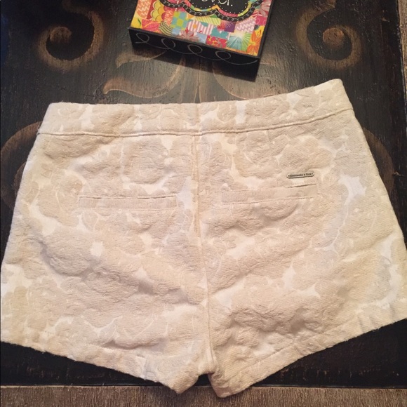 A&F floral pattern cream shorts-sz 00 - Picture 2 of 4