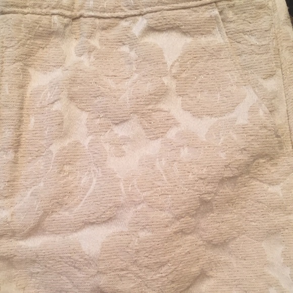 A&F floral pattern cream shorts-sz 00 - Picture 3 of 4