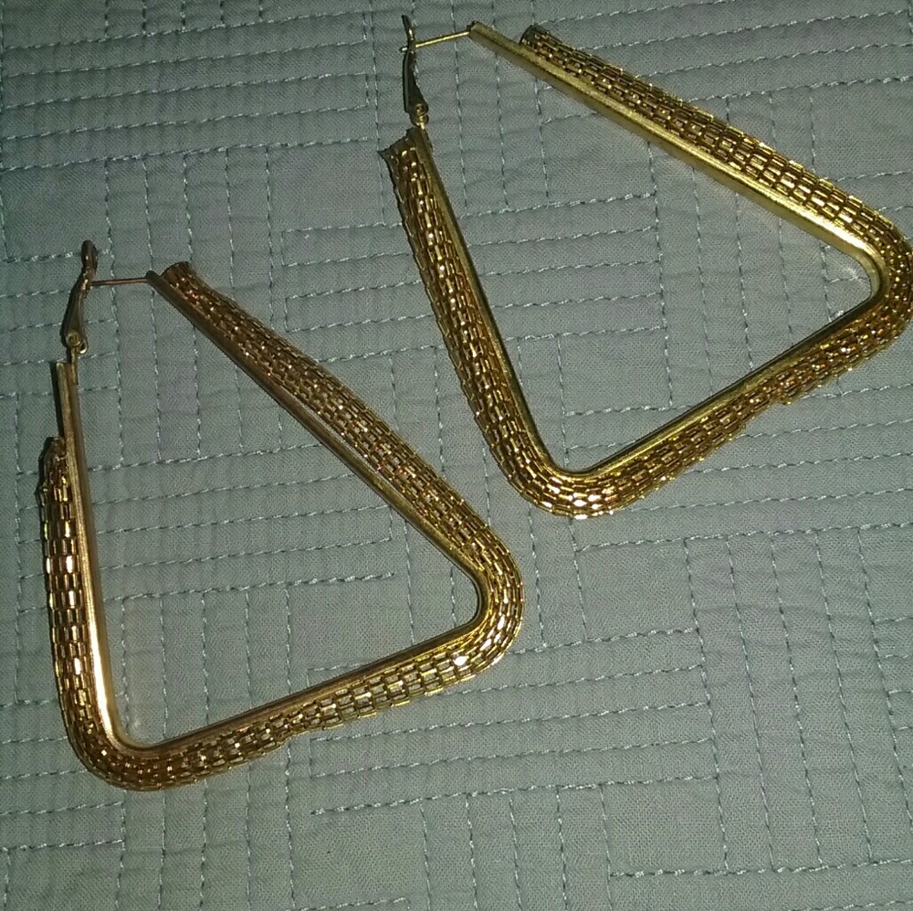 Triangular hoop earrings. - Picture 2 of 8