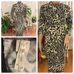 ⭐️Gray Fitted leopard Dress ⭐️ 50% OFF