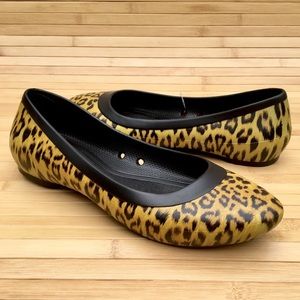 NEW Women's CROCS Leopard Lina Graphic Flats SZ 7