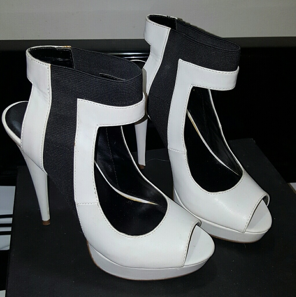 Contrast peep toe pumps