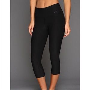 NWT Nike Tight Fit Capri Crop Legging