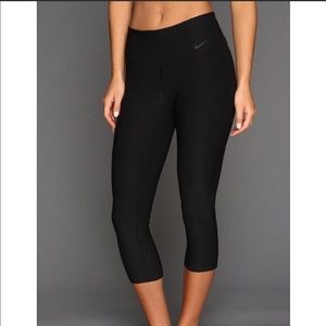 Nike Tight Fit Capri Cropped Legging