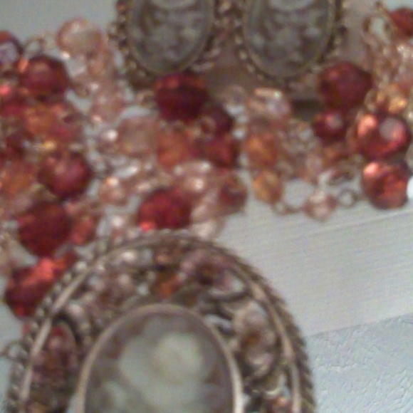 NWTS $40 RETAIL CAMEO STYLE NECKLACE EARRINGS B451 - Picture 3 of 7