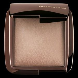 Hourglass Ambient Lighting Powder in Dim Light