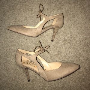 Nude pumps (brand new)