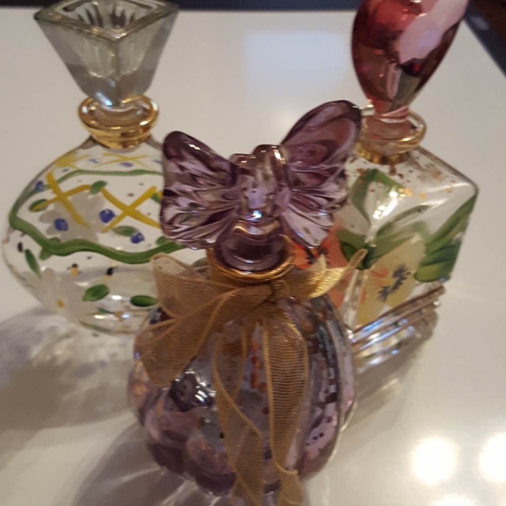 HAND MADE BEAUTIFUL AND PAINTED PERFUME BOTEL each
