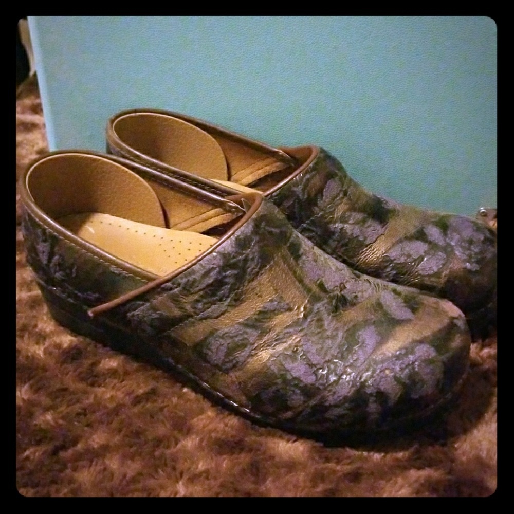 Purple and gold Sanitas