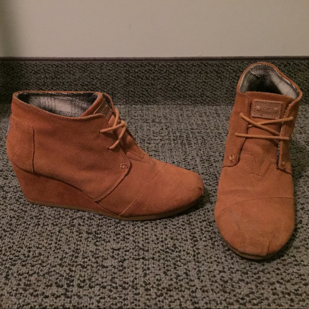 Toms camel brown faux suede booties