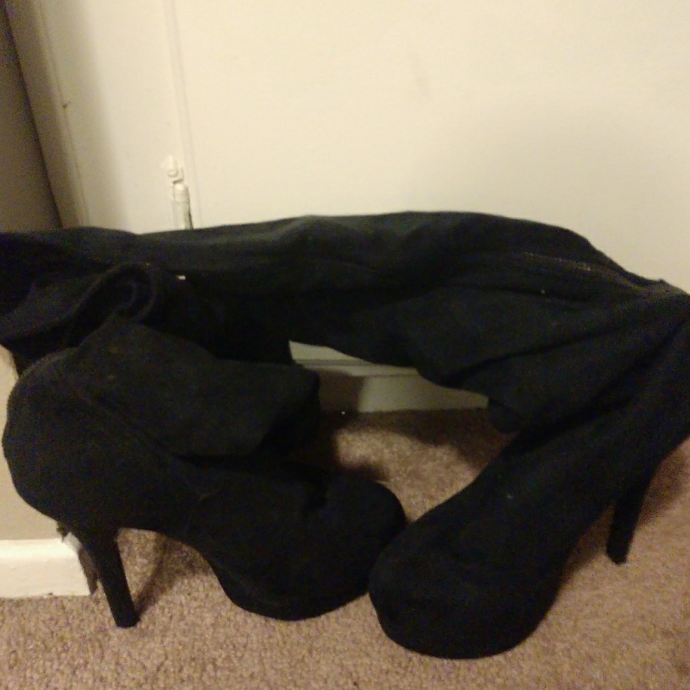 gray and black Kicker subwoofer with enclosure - Picture 3 of 8