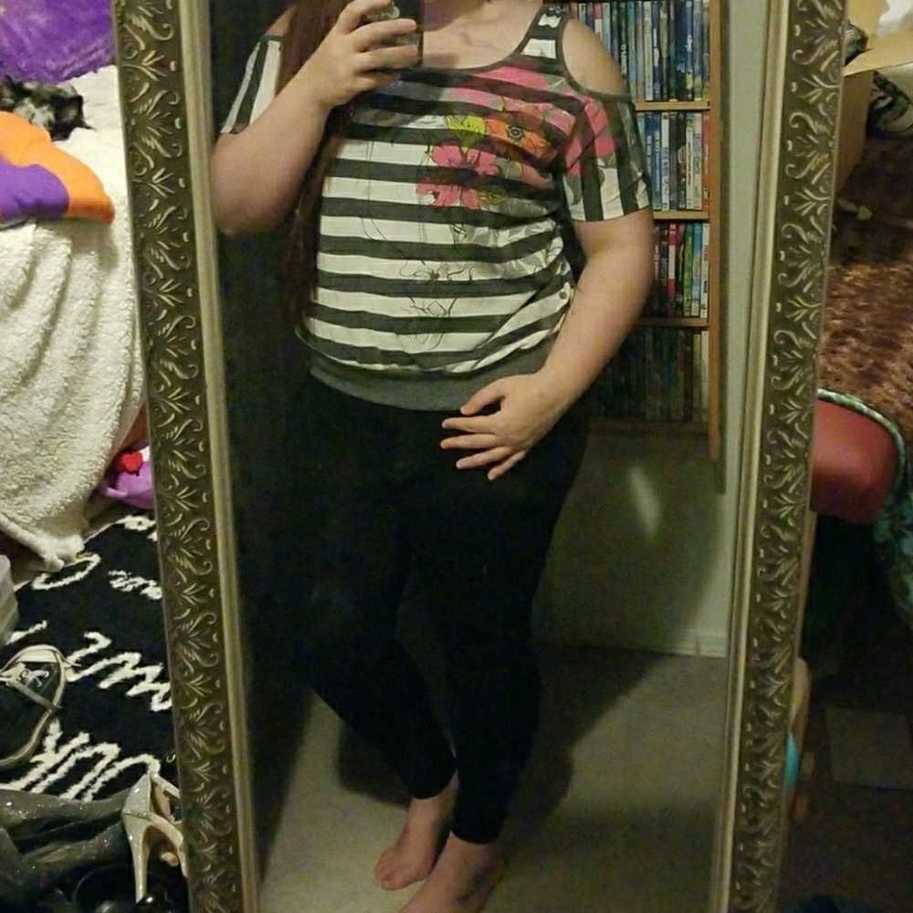 Rewind open shoulder striped w/ flowers top