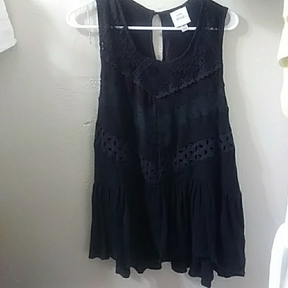 Black Knox rose sleeveless long blouse