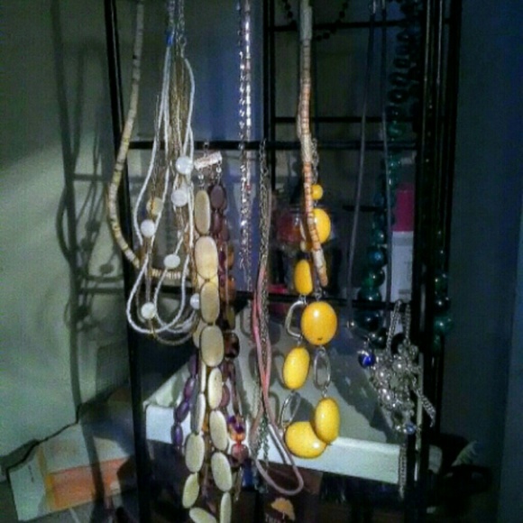 Assorted necklaces - Picture 2 of 2