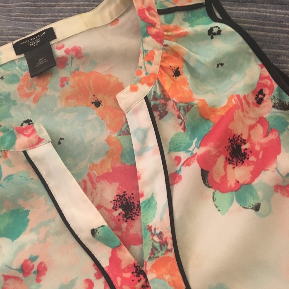 🎉MovingSale🎉 BEAUTIFUL AT sleeveless blouse
