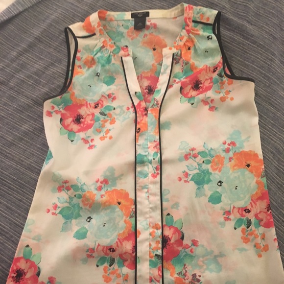 🎉MovingSale🎉 BEAUTIFUL AT sleeveless blouse - Picture 2 of 2