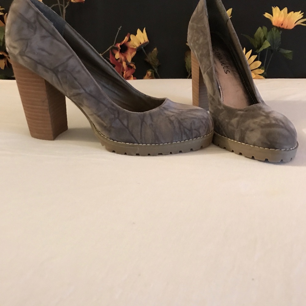 Woman suede casual work shoes.