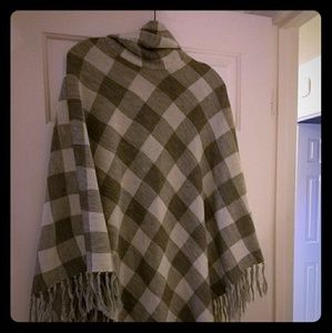 Xs/SPlaid sweater poncho. Gray/white. The Limited