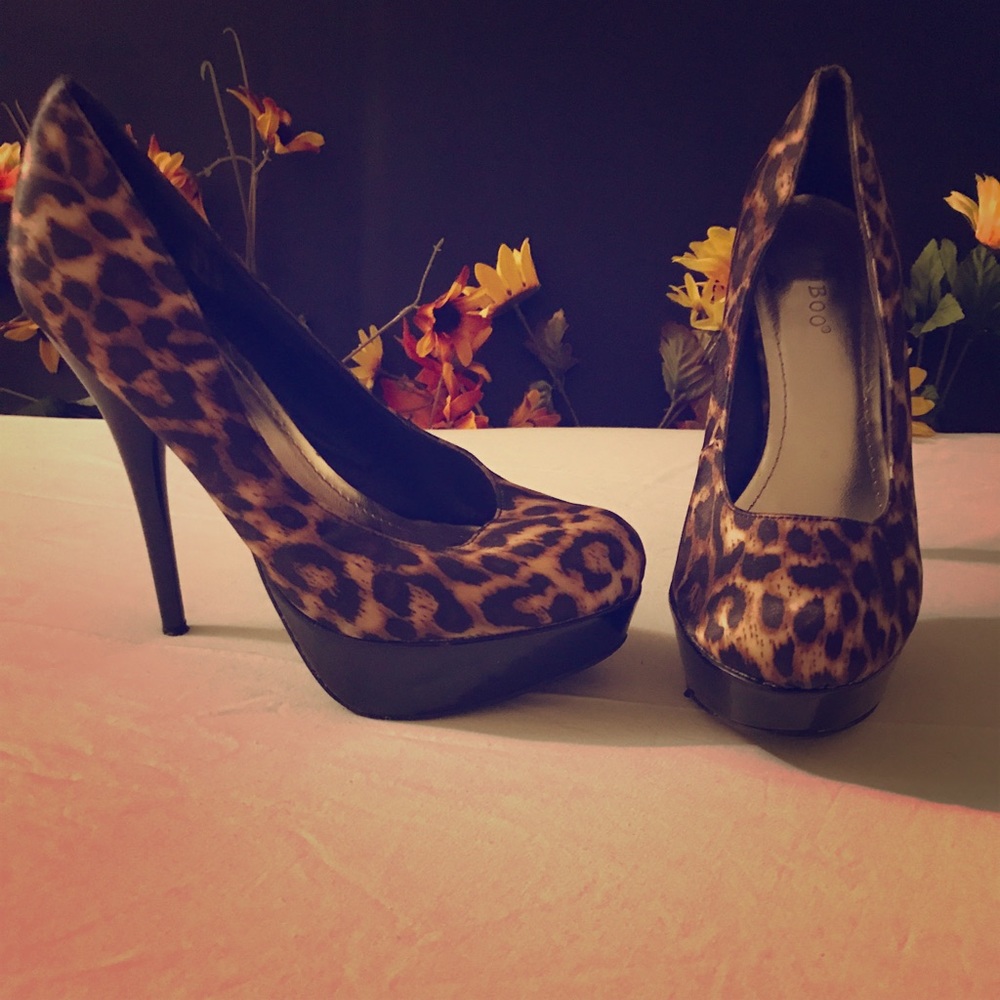 Woman cheetah print pumps