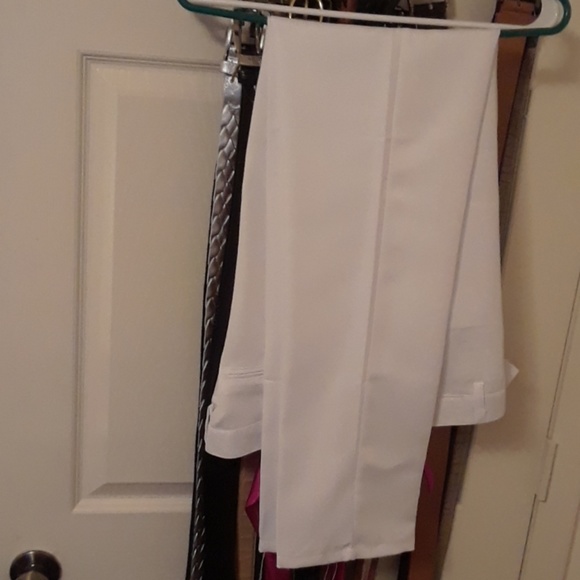 A white suit - Picture 2 of 3