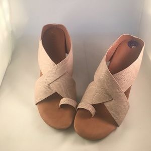 Gentle Soul New tan wedges