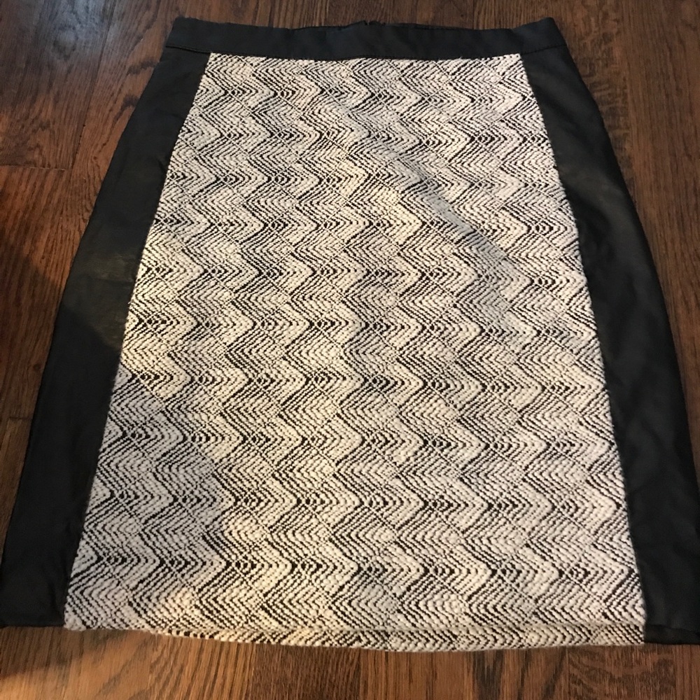 Faux leather & knit skirt