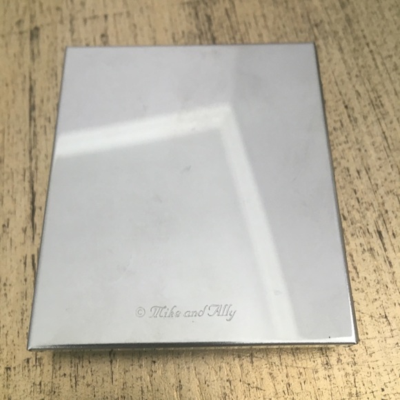 Compact with mirrors - Picture 3 of 4