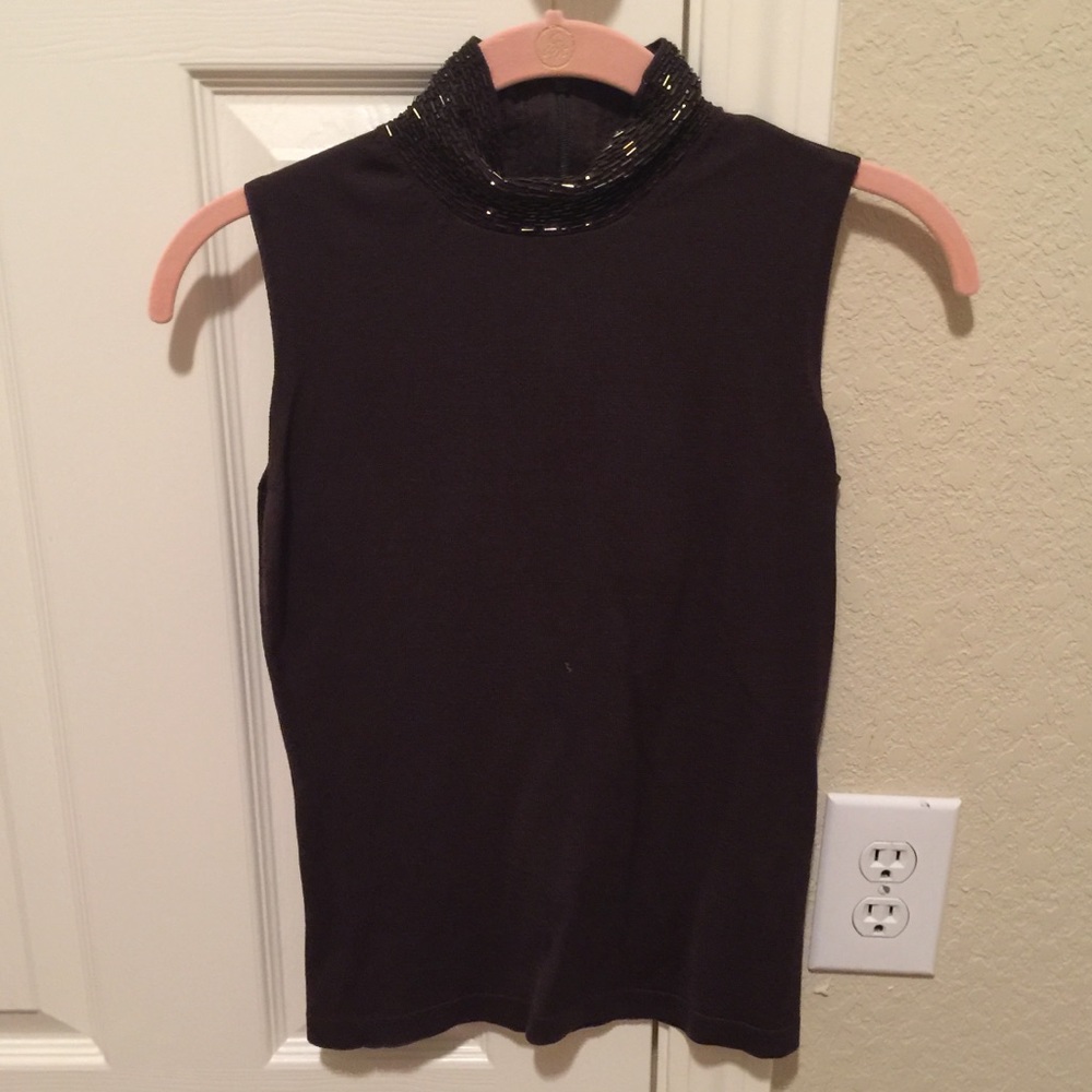 Turtle neck sleeveless blouse