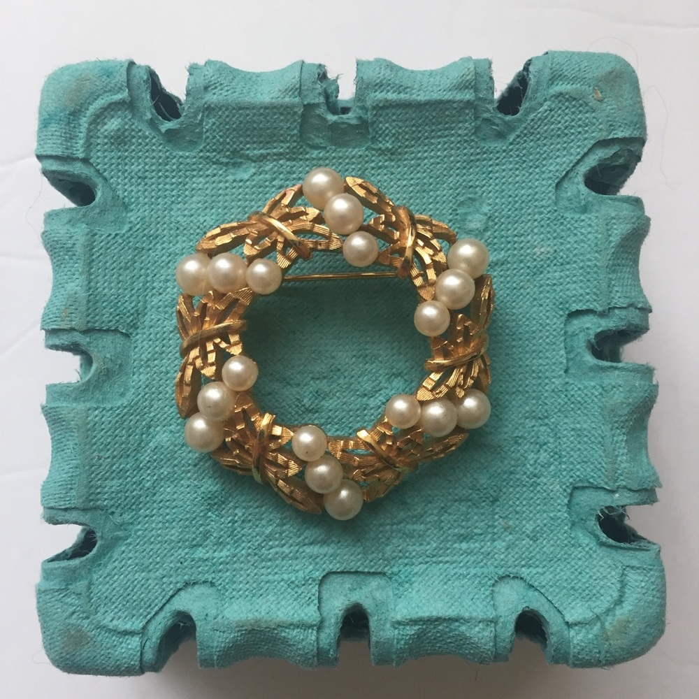 Vintage wreath brooch pin with faux pearls