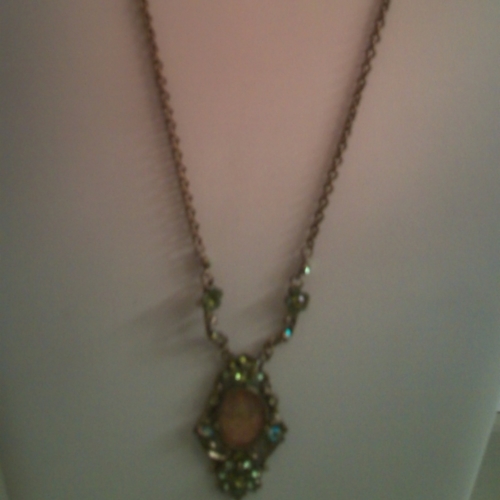 NWT NECKLACE & EARRINGS TAMINA