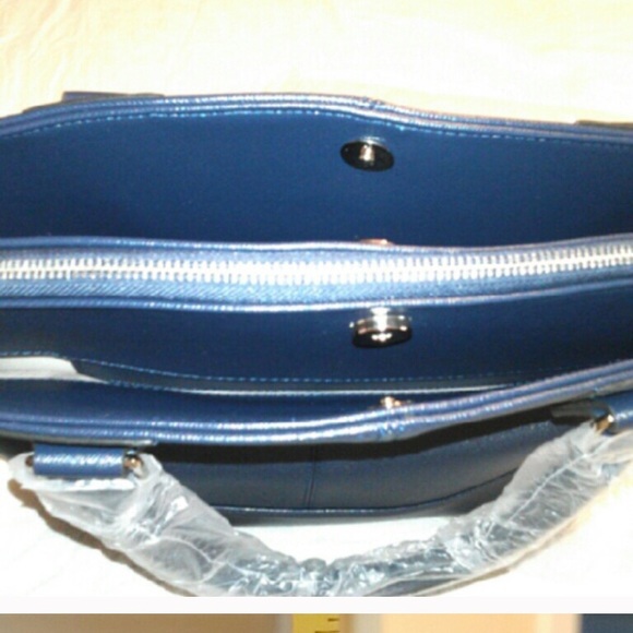 London By Jewel - Picture 3 of 4