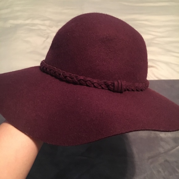 Garnet Hat - Picture 2 of 4