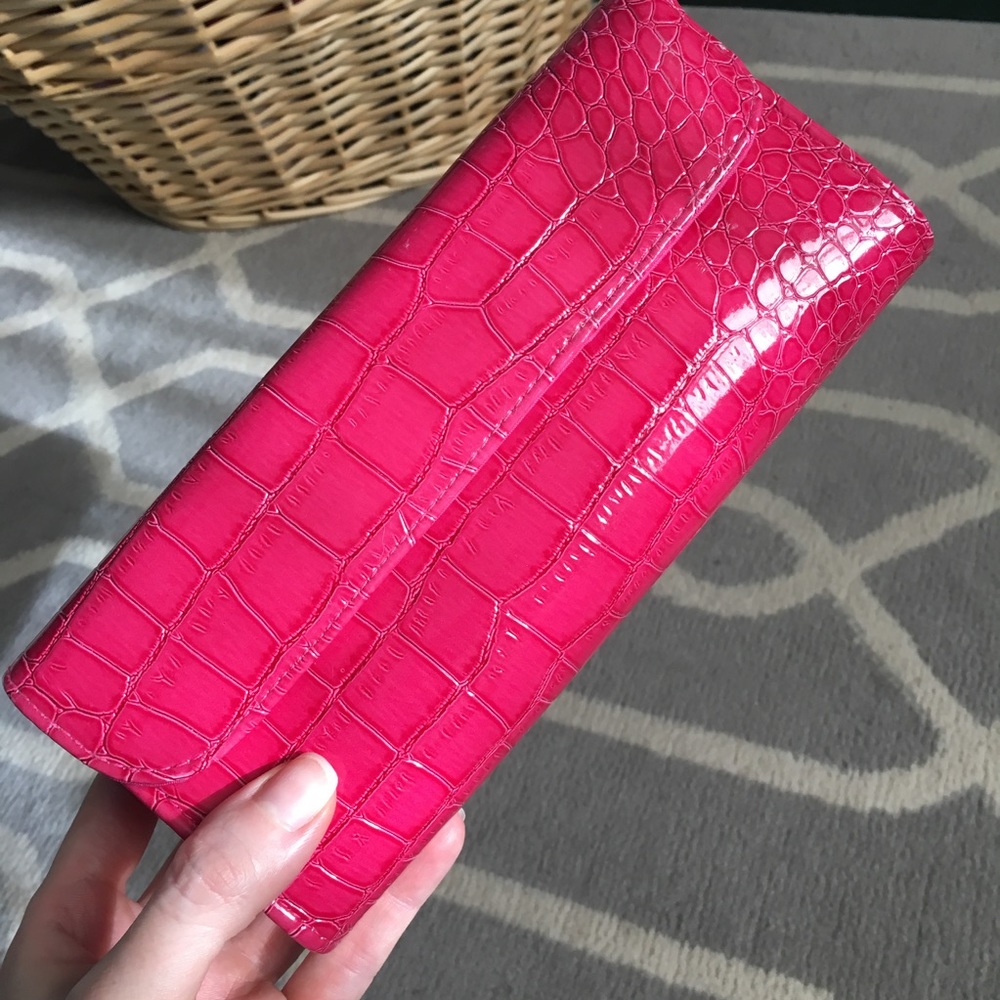 💞FREE💞Magenta Clutch!