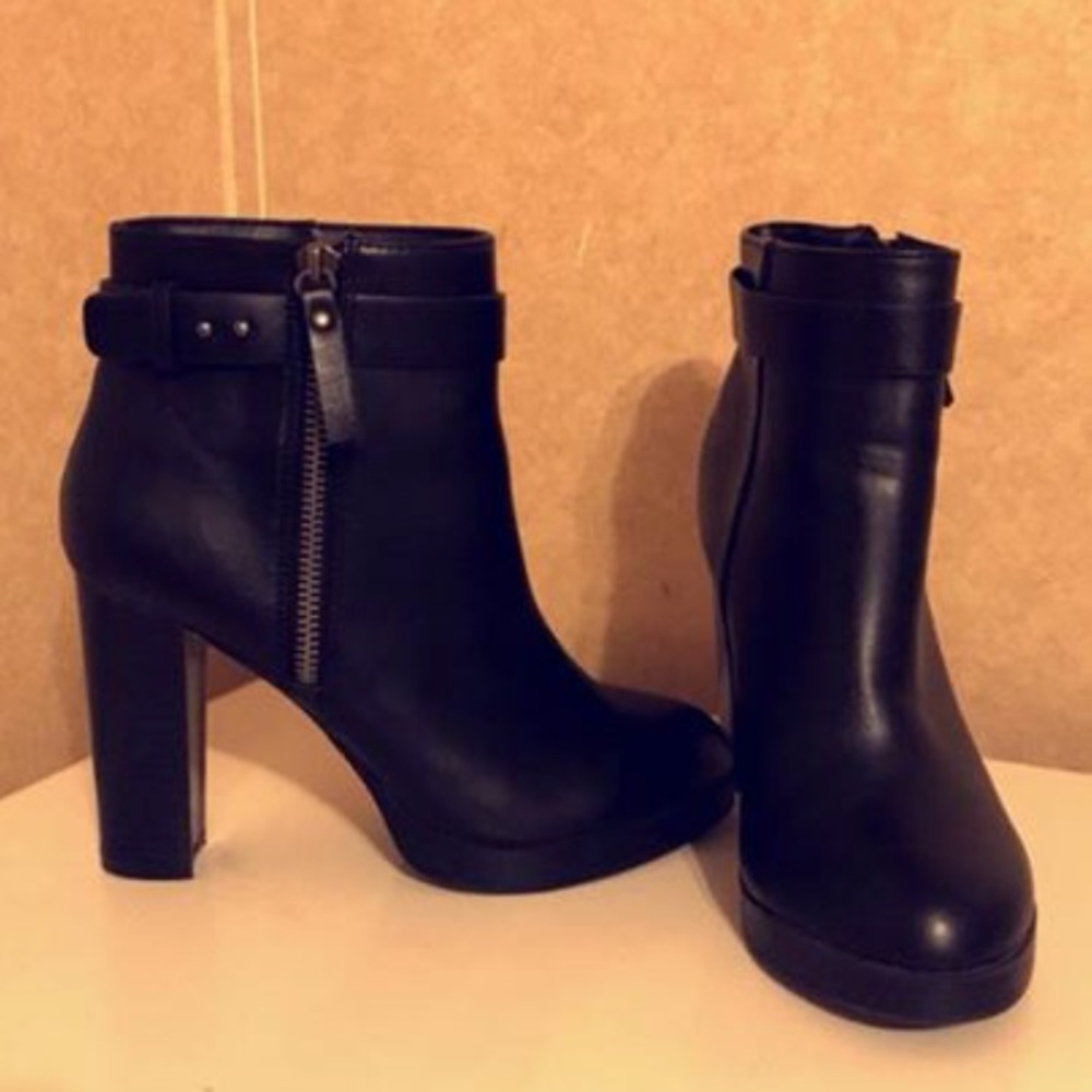 Size 7 black forever 21
