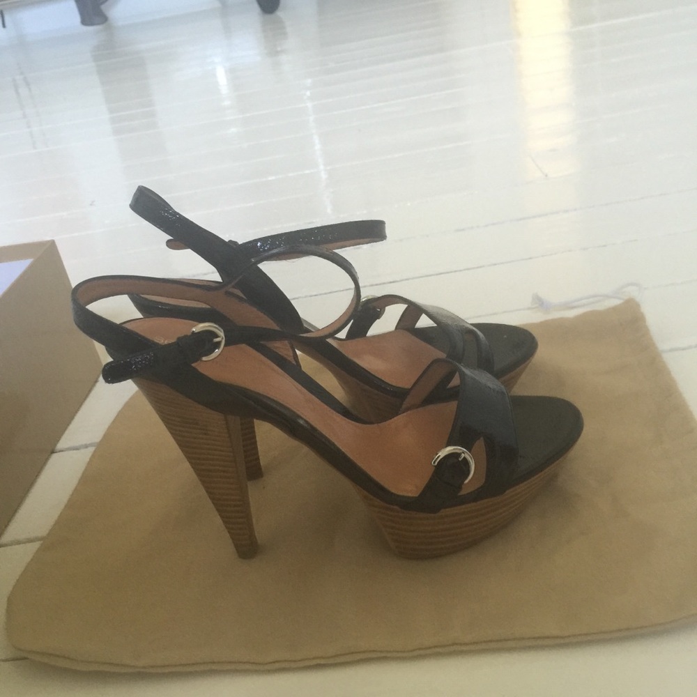 Sergio Rossi Black/tan strappy heel.