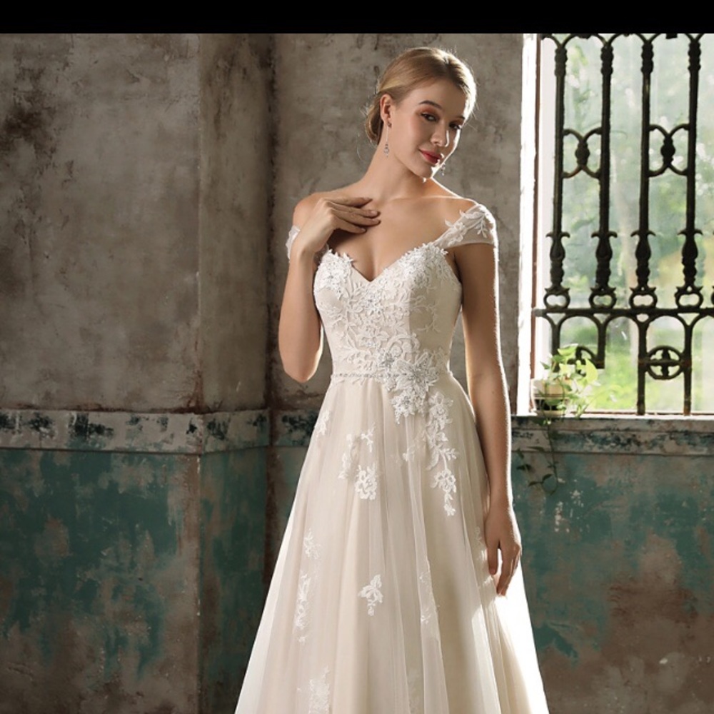 Wedding dresses up to size 28