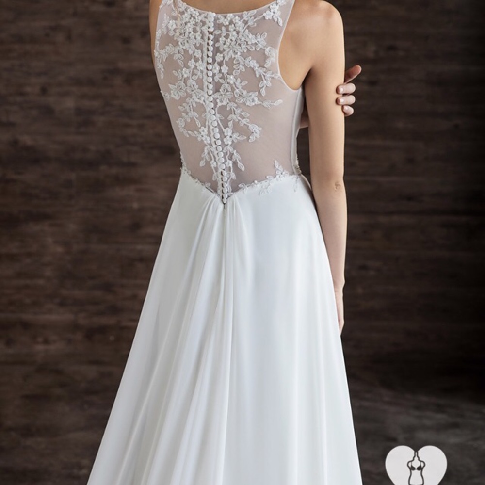 Wedding dresses up to size 28