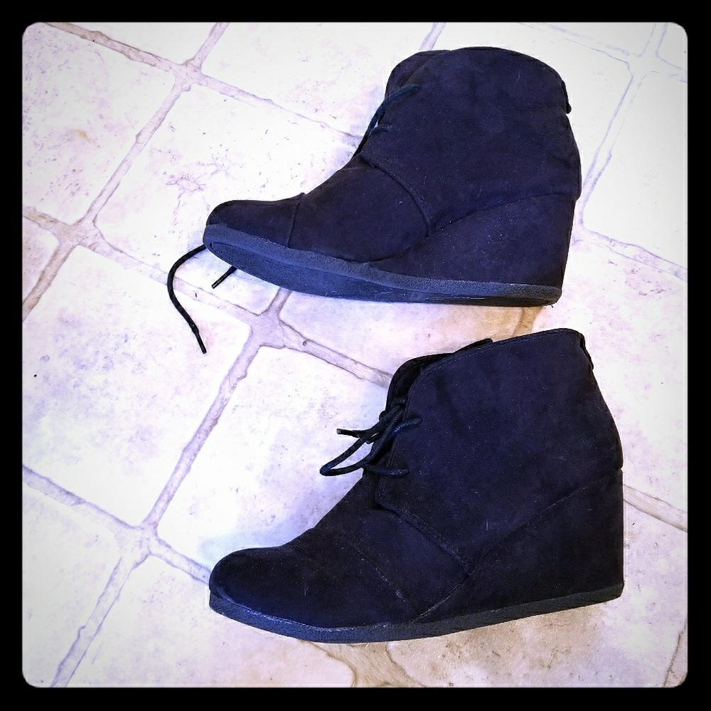 Call It spring  size 7 black valvet boots