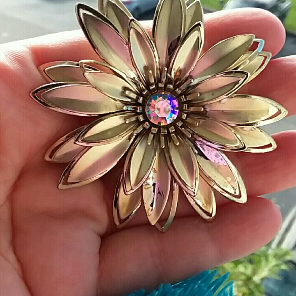 BEAUTIFUL Flower Broach