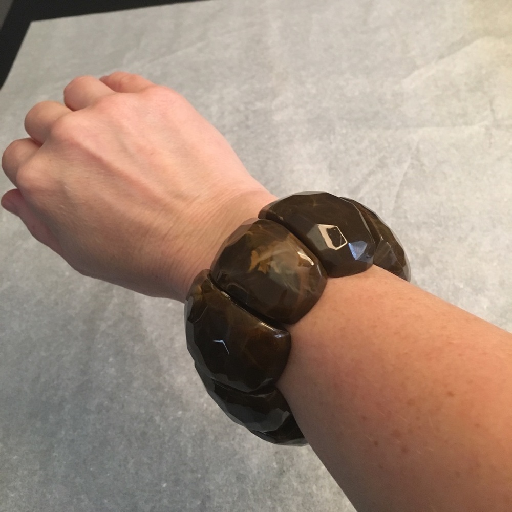 Fun tortoiseshell resin elasticized bracelet