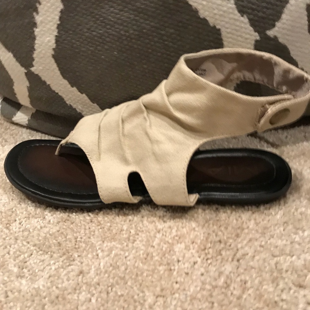 Mia sandal looks like new!