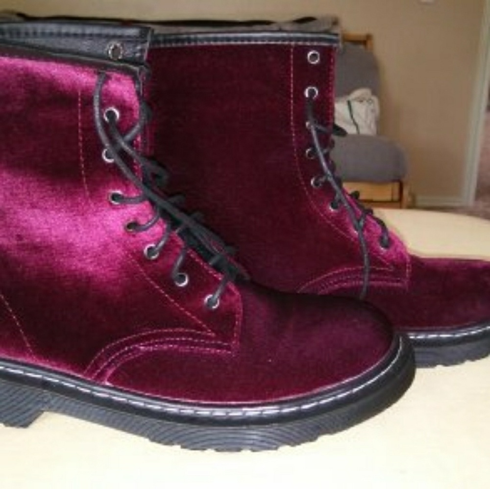 Brand new never worn unbranded velvet boots