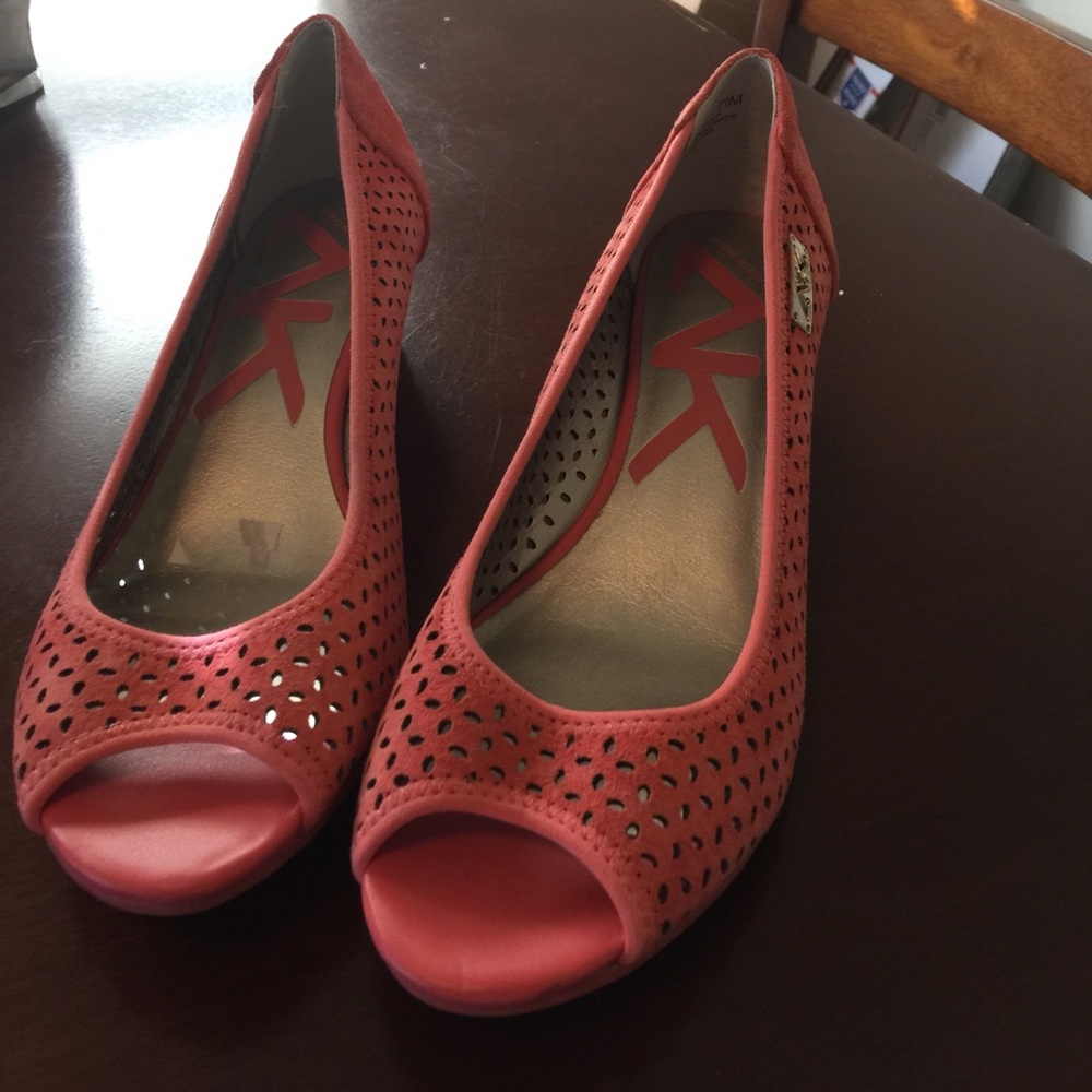 Anne Klein peep toe shoes