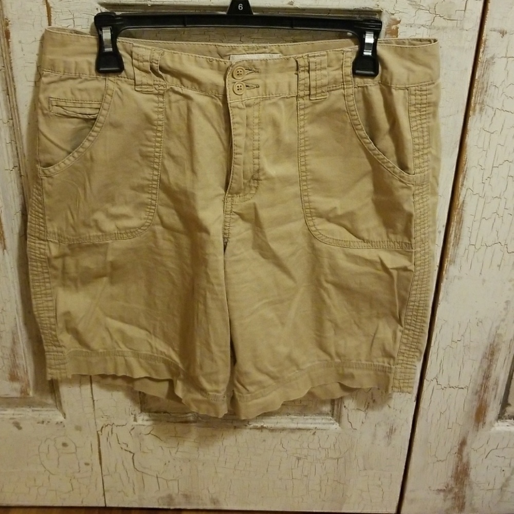 LAST CHANCE-Mid length khaki shorts