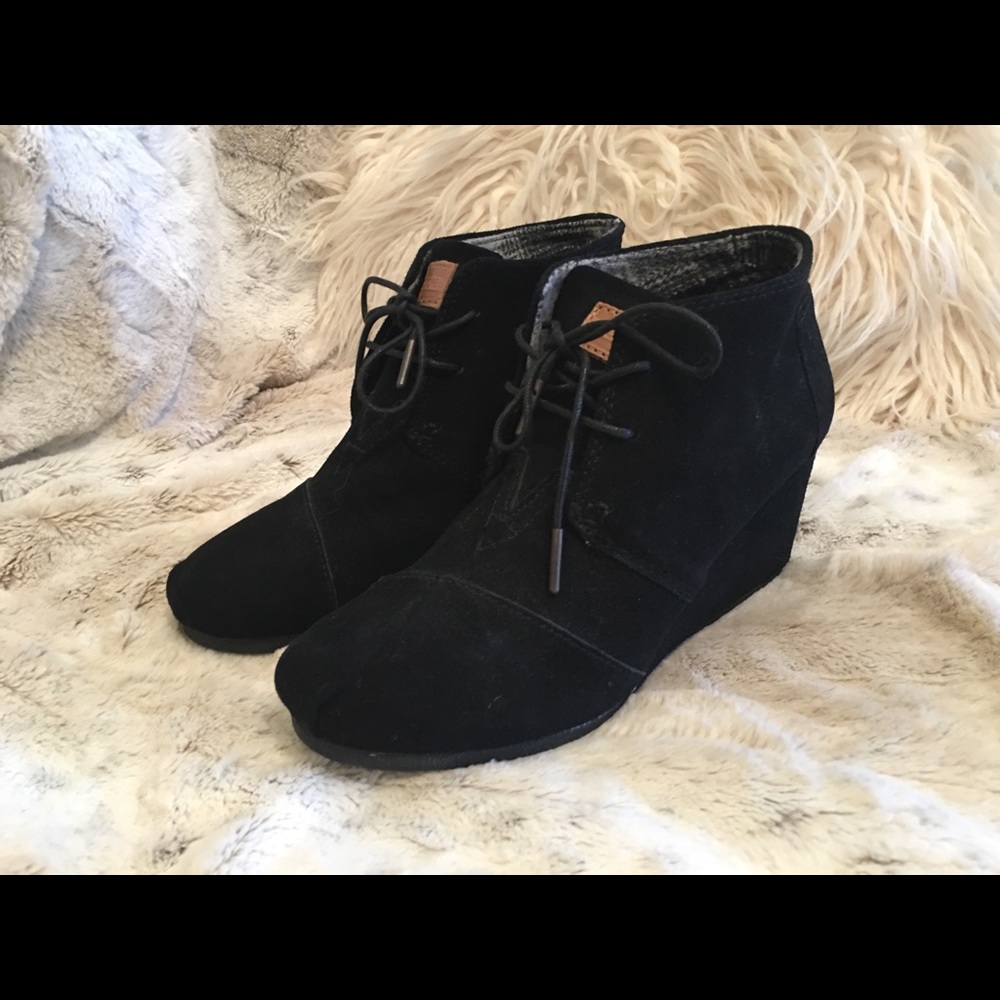 8M TOMS desert wedge in black suede